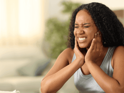 Can an ear infection cause a sore throat and jaw pain?