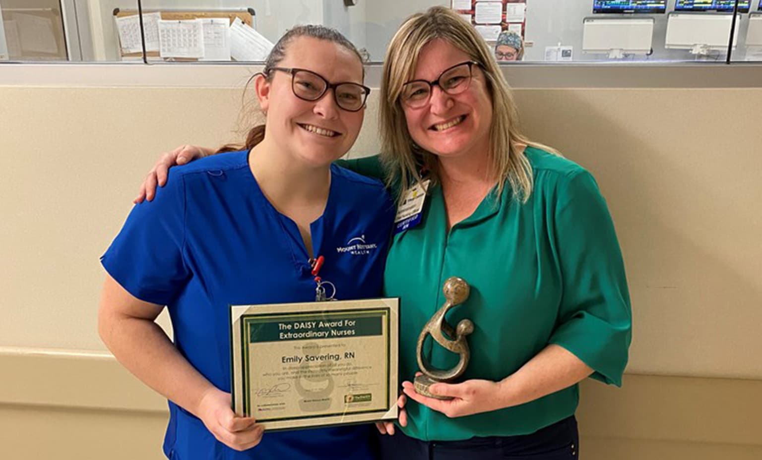 Emily Savering poses with her DAISY Award and Tiffany Cabibbo